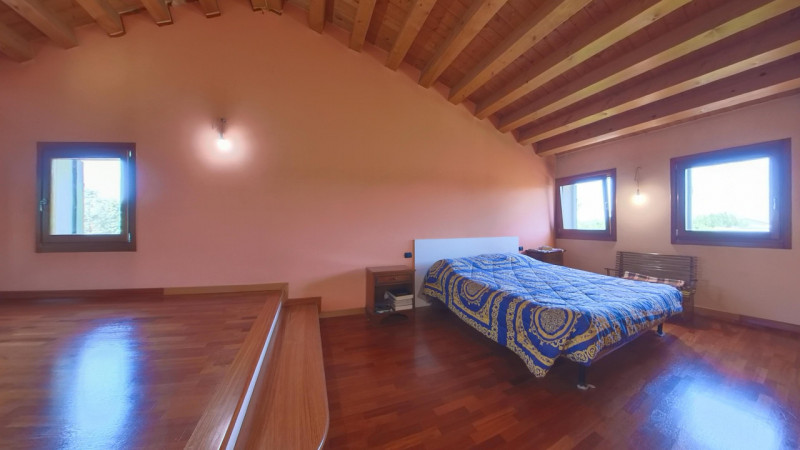 In posizione tranquilla e immersa nel verde, proponiamo in vendita una casa singola di recente co...