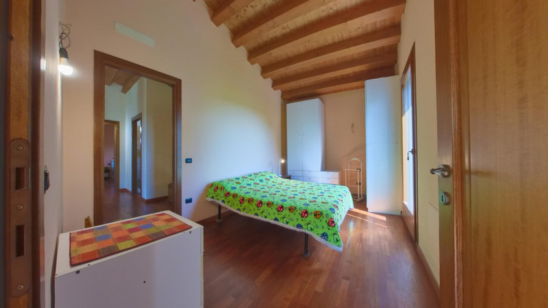 In posizione tranquilla e immersa nel verde, proponiamo in vendita una casa singola di recente co...