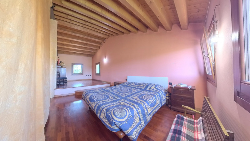 In posizione tranquilla e immersa nel verde, proponiamo in vendita una casa singola di recente co...