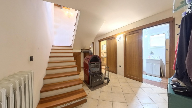 In posizione tranquilla e immersa nel verde, proponiamo in vendita una casa singola di recente co...