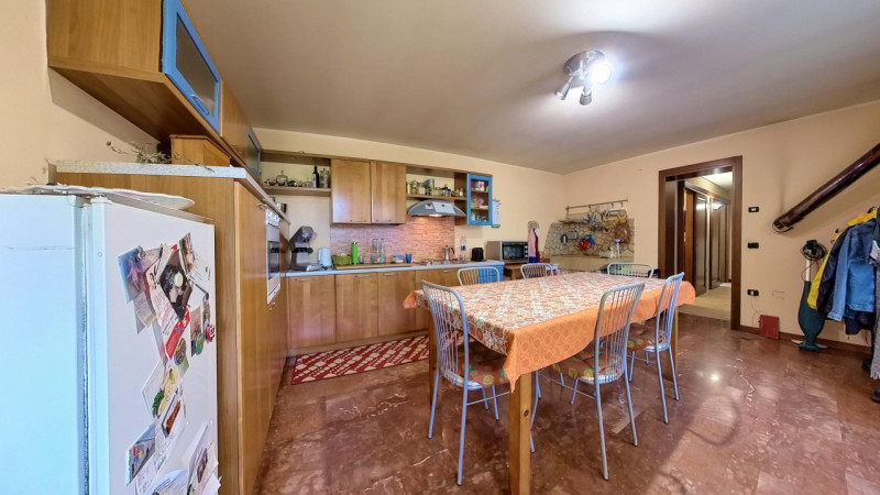 In posizione tranquilla e immersa nel verde, proponiamo in vendita una casa singola di recente co...