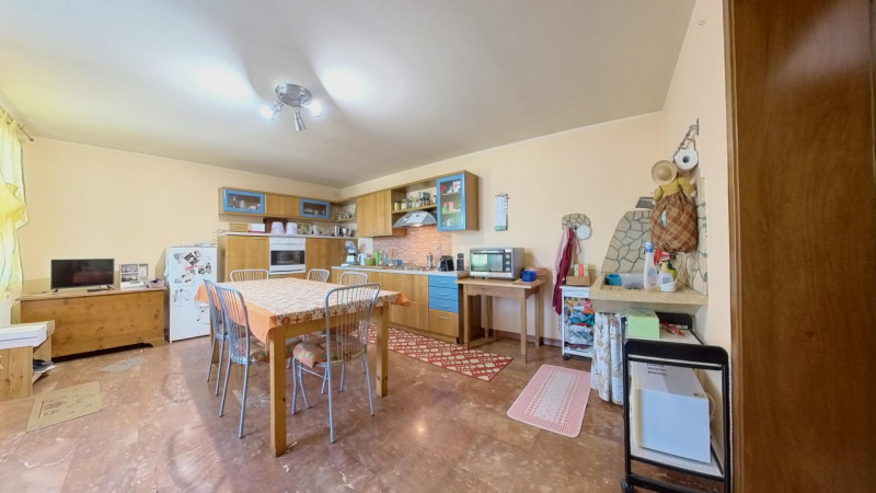 In posizione tranquilla e immersa nel verde, proponiamo in vendita una casa singola di recente co...