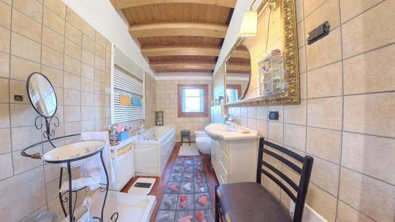 In posizione tranquilla e immersa nel verde, proponiamo in vendita una casa singola di recente co...