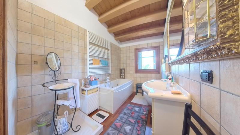 In posizione tranquilla e immersa nel verde, proponiamo in vendita una casa singola di recente co...