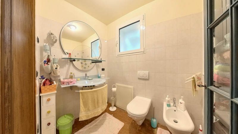 In posizione tranquilla e immersa nel verde, proponiamo in vendita una casa singola di recente co...