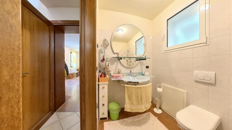 In posizione tranquilla e immersa nel verde, proponiamo in vendita una casa singola di recente co...