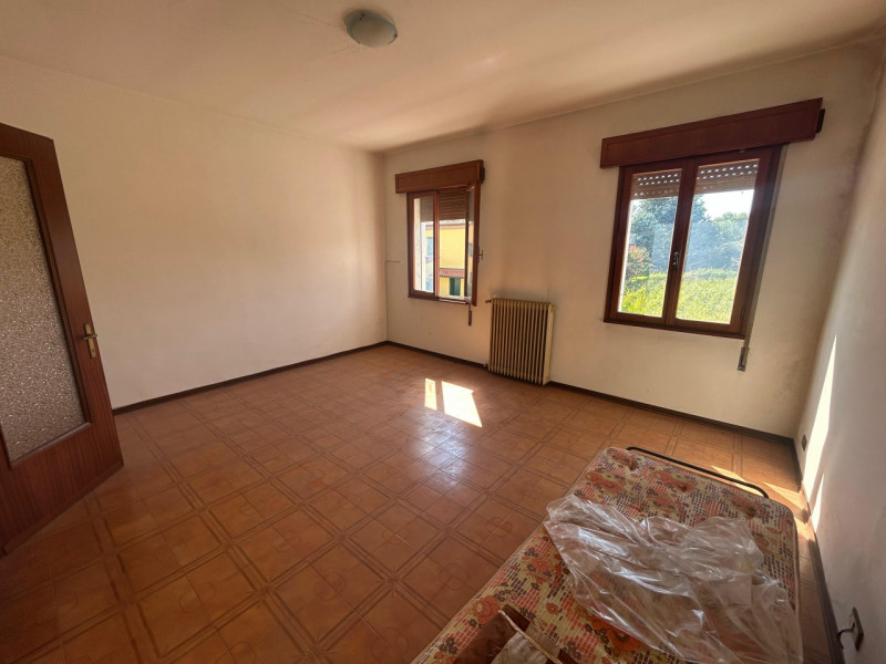 Proponiamo in vendita casetta a schiera composta da un appartamento al primo piano e un negozio a...