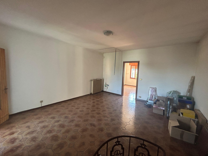 Proponiamo in vendita casetta a schiera composta da un appartamento al primo piano e un negozio a...