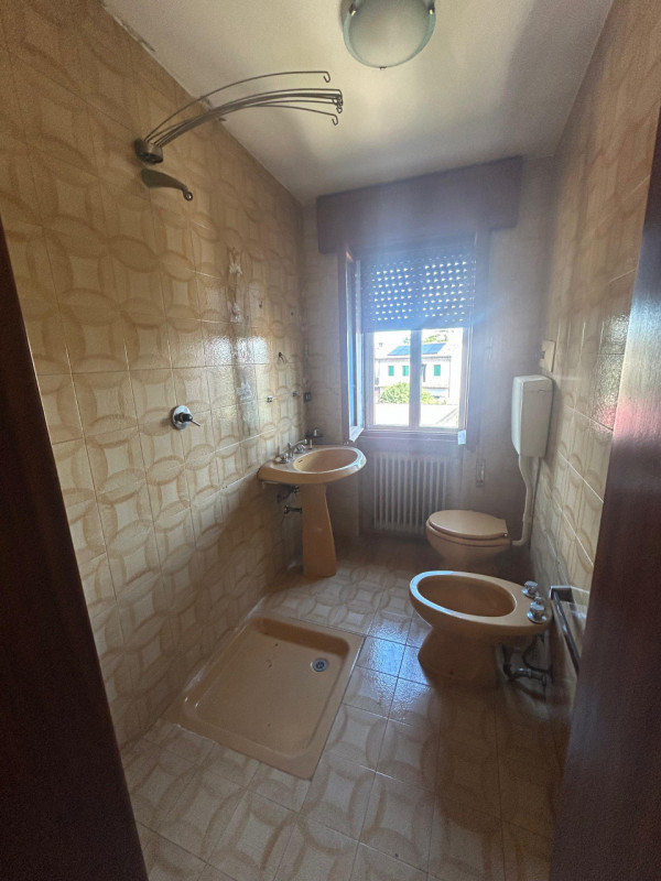 Proponiamo in vendita casetta a schiera composta da un appartamento al primo piano e un negozio a...