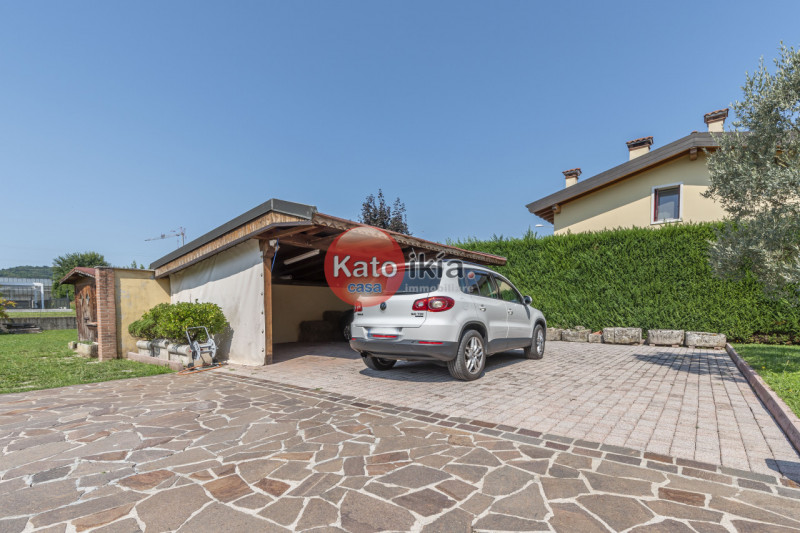 In una posizione tranquilla e riservata, all’interno di un lotto di 3.000 mq di giardino piantuma...