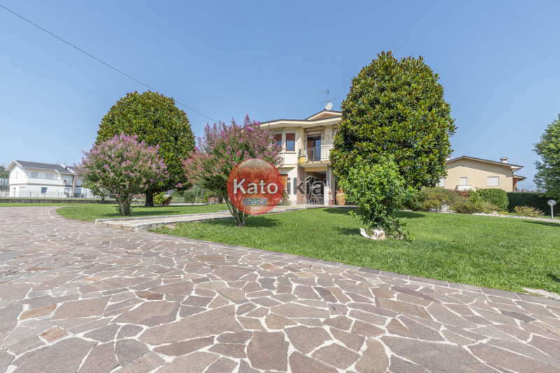 In una posizione tranquilla e riservata, all’interno di un lotto di 3.000 mq di giardino piantuma...