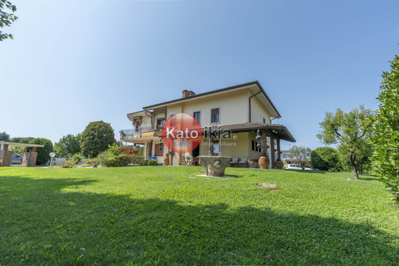 In una posizione tranquilla e riservata, all’interno di un lotto di 3.000 mq di giardino piantuma...