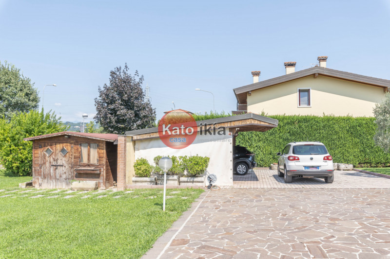 In una posizione tranquilla e riservata, all’interno di un lotto di 3.000 mq di giardino piantuma...