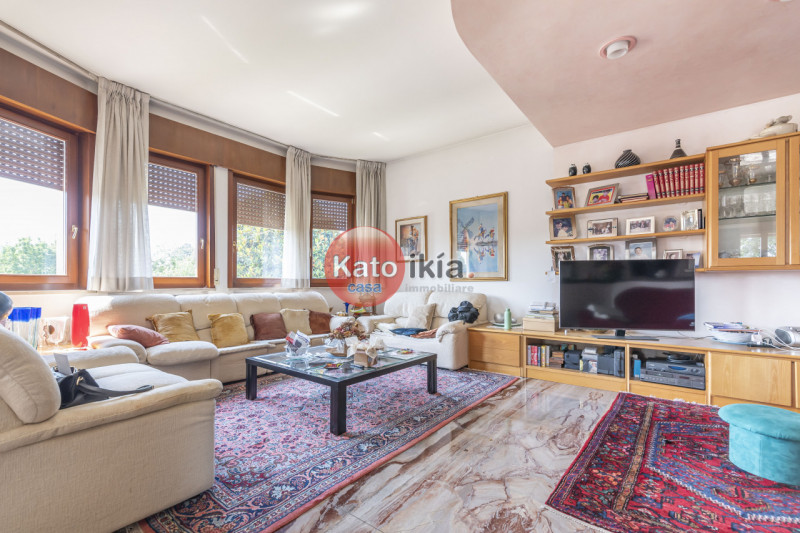 In una posizione tranquilla e riservata, all’interno di un lotto di 3.000 mq di giardino piantuma...