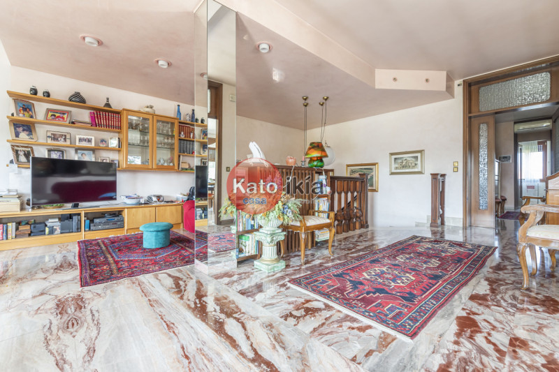 In una posizione tranquilla e riservata, all’interno di un lotto di 3.000 mq di giardino piantuma...