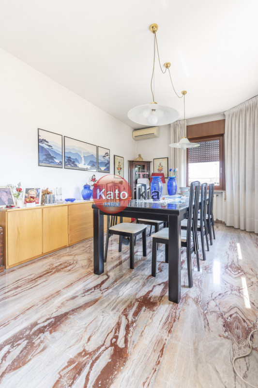 In una posizione tranquilla e riservata, all’interno di un lotto di 3.000 mq di giardino piantuma...