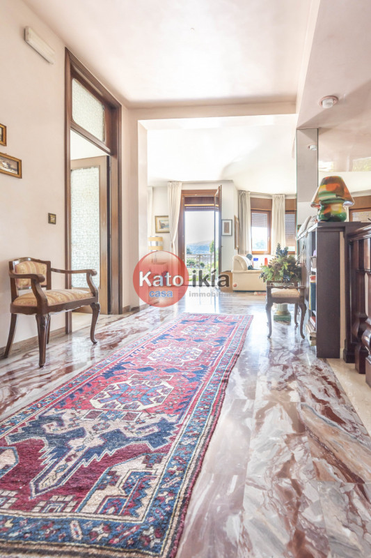 In una posizione tranquilla e riservata, all’interno di un lotto di 3.000 mq di giardino piantuma...