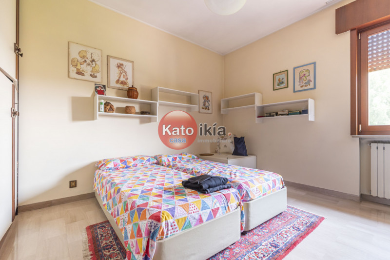 In una posizione tranquilla e riservata, all’interno di un lotto di 3.000 mq di giardino piantuma...