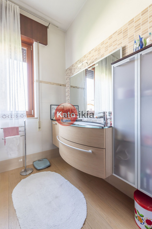 In una posizione tranquilla e riservata, all’interno di un lotto di 3.000 mq di giardino piantuma...