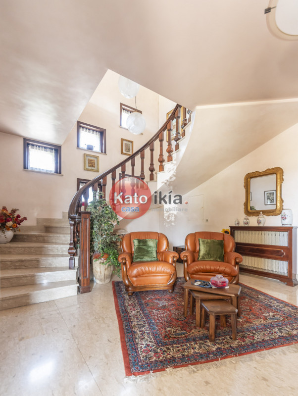 In una posizione tranquilla e riservata, all’interno di un lotto di 3.000 mq di giardino piantuma...