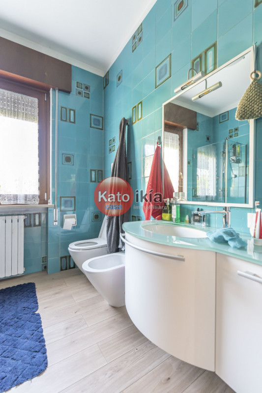 In una posizione tranquilla e riservata, all’interno di un lotto di 3.000 mq di giardino piantuma...