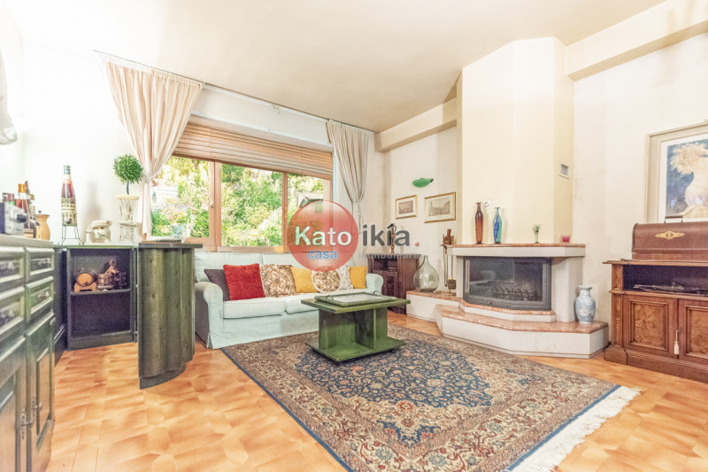 In una posizione tranquilla e riservata, all’interno di un lotto di 3.000 mq di giardino piantuma...