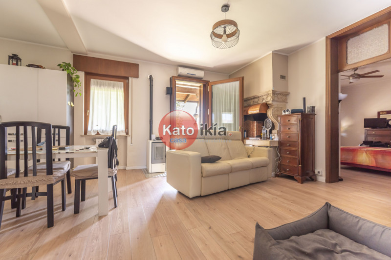 In una posizione tranquilla e riservata, all’interno di un lotto di 3.000 mq di giardino piantuma...