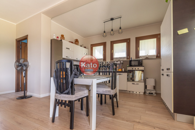 In una posizione tranquilla e riservata, all’interno di un lotto di 3.000 mq di giardino piantuma...