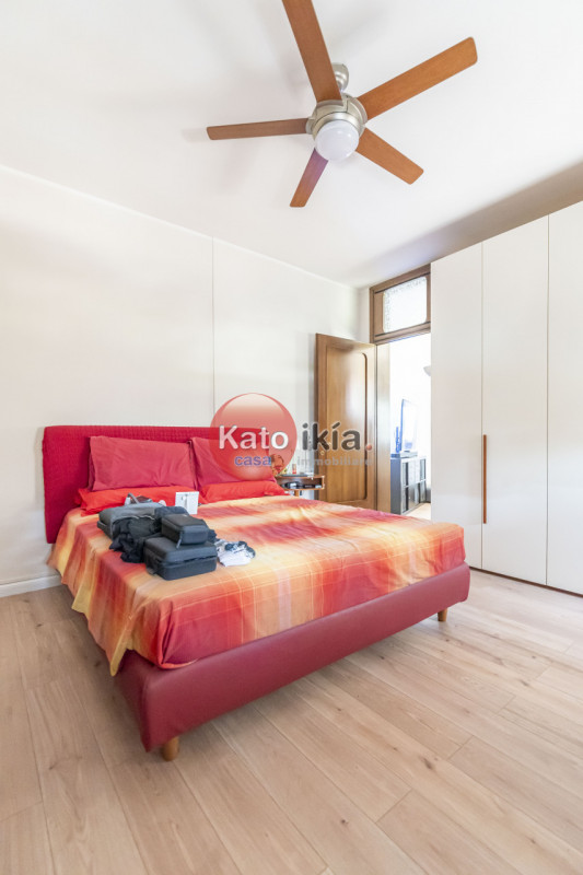 In una posizione tranquilla e riservata, all’interno di un lotto di 3.000 mq di giardino piantuma...