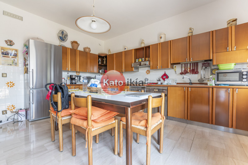 In una posizione tranquilla e riservata, all’interno di un lotto di 3.000 mq di giardino piantuma...