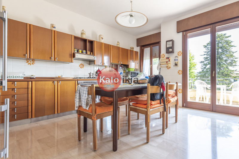 In una posizione tranquilla e riservata, all’interno di un lotto di 3.000 mq di giardino piantuma...