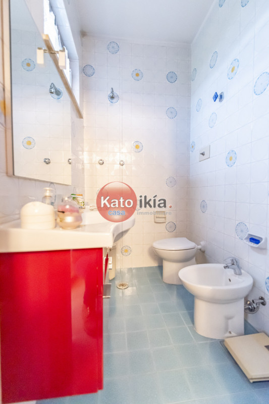 In una posizione tranquilla e riservata, all’interno di un lotto di 3.000 mq di giardino piantuma...