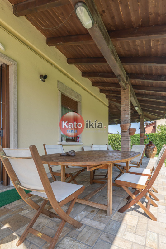 In una posizione tranquilla e riservata, all’interno di un lotto di 3.000 mq di giardino piantuma...