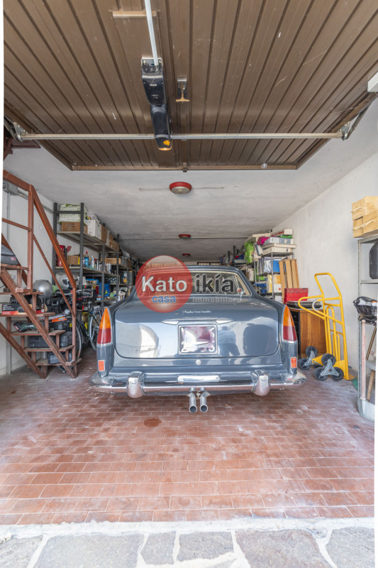 In una posizione tranquilla e riservata, all’interno di un lotto di 3.000 mq di giardino piantuma...