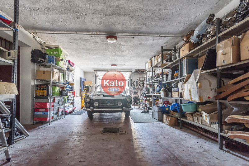 In una posizione tranquilla e riservata, all’interno di un lotto di 3.000 mq di giardino piantuma...