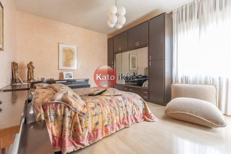 In una posizione tranquilla e riservata, all’interno di un lotto di 3.000 mq di giardino piantuma...