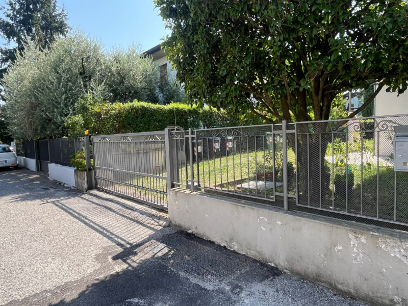 BASSANO DEL GRAPPA - In zona centro studi proponiamo appartamento midi sito al piano primo.

All'...