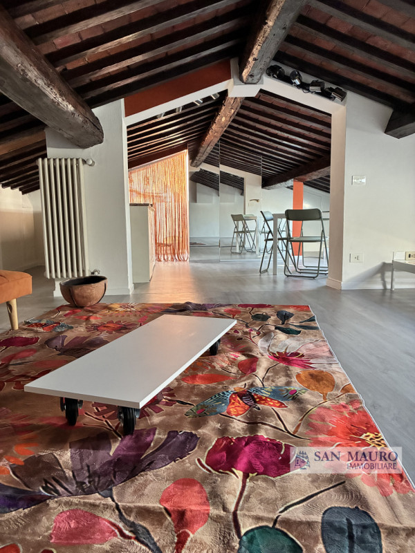 VICENZA CENTRO STORICO - CORSO FOGAZZARO - in palazzo storico signorile e ben abitato, si propone...