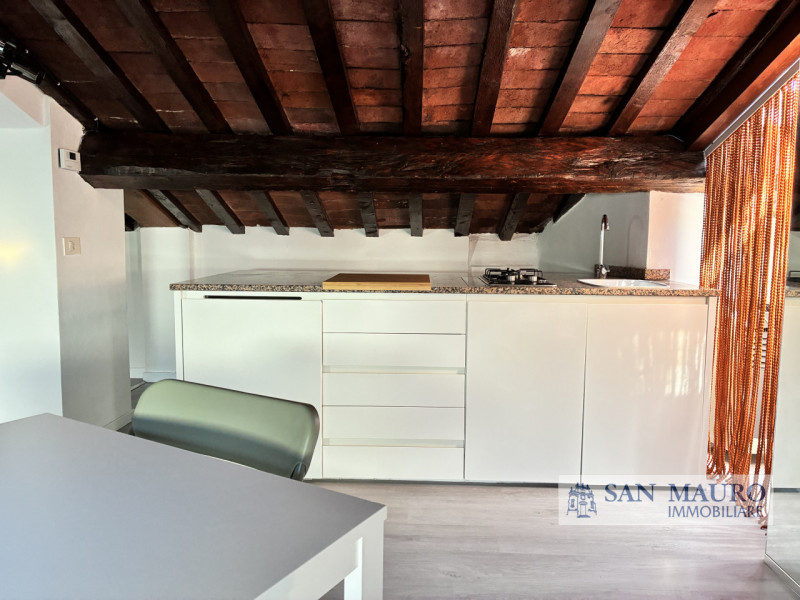 VICENZA CENTRO STORICO - CORSO FOGAZZARO - in palazzo storico signorile e ben abitato, si propone...