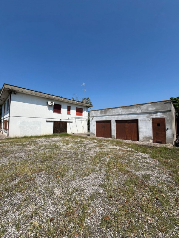 Proponiamo in vendita una casa indipendente situata in posizione tranquilla e riservata, a pochi ...