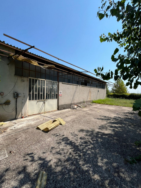 Proponiamo in vendita una casa indipendente situata in posizione tranquilla e riservata, a pochi ...