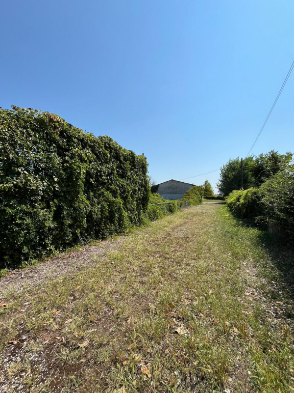 Proponiamo in vendita una casa indipendente situata in posizione tranquilla e riservata, a pochi ...