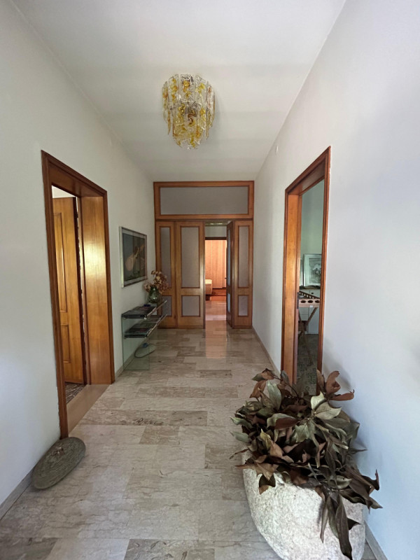 Proponiamo in vendita una casa indipendente situata in posizione tranquilla e riservata, a pochi ...