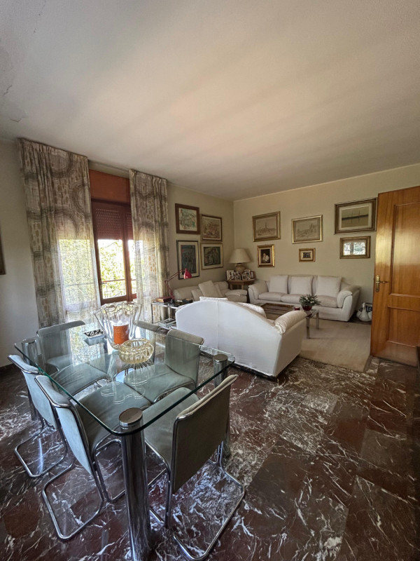 Proponiamo in vendita una casa indipendente situata in posizione tranquilla e riservata, a pochi ...