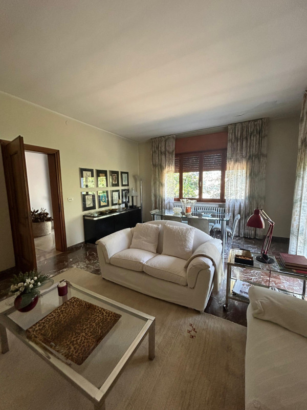 Proponiamo in vendita una casa indipendente situata in posizione tranquilla e riservata, a pochi ...