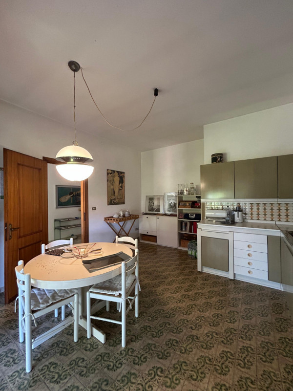 Proponiamo in vendita una casa indipendente situata in posizione tranquilla e riservata, a pochi ...