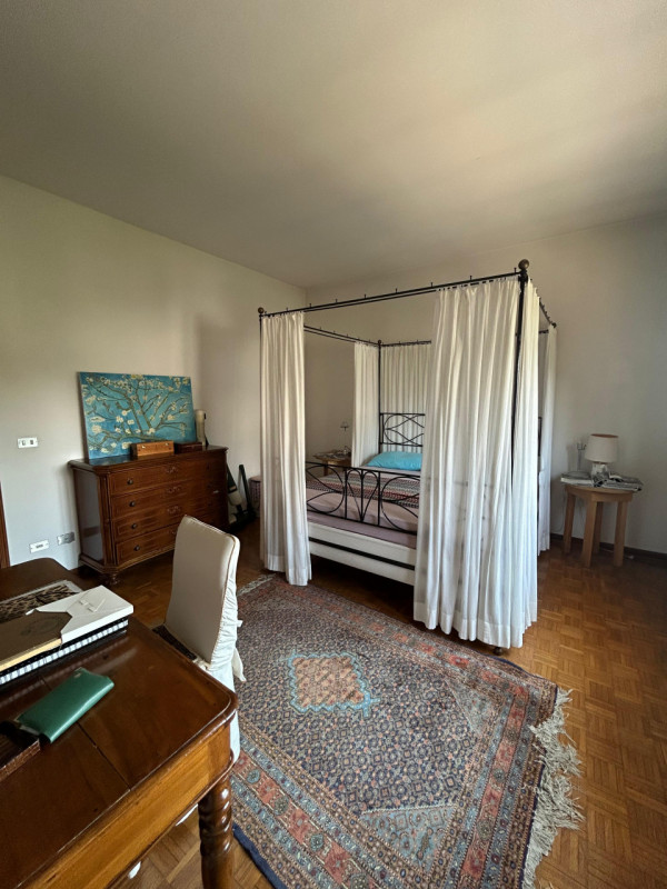 Proponiamo in vendita una casa indipendente situata in posizione tranquilla e riservata, a pochi ...