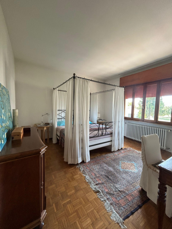 Proponiamo in vendita una casa indipendente situata in posizione tranquilla e riservata, a pochi ...