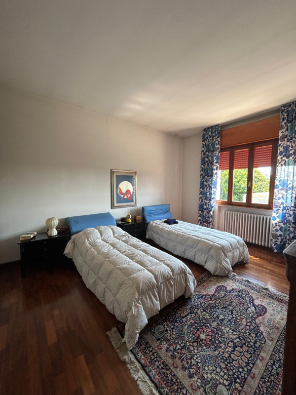 Proponiamo in vendita una casa indipendente situata in posizione tranquilla e riservata, a pochi ...