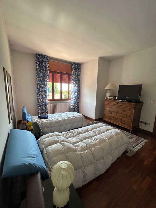 Proponiamo in vendita una casa indipendente situata in posizione tranquilla e riservata, a pochi ...